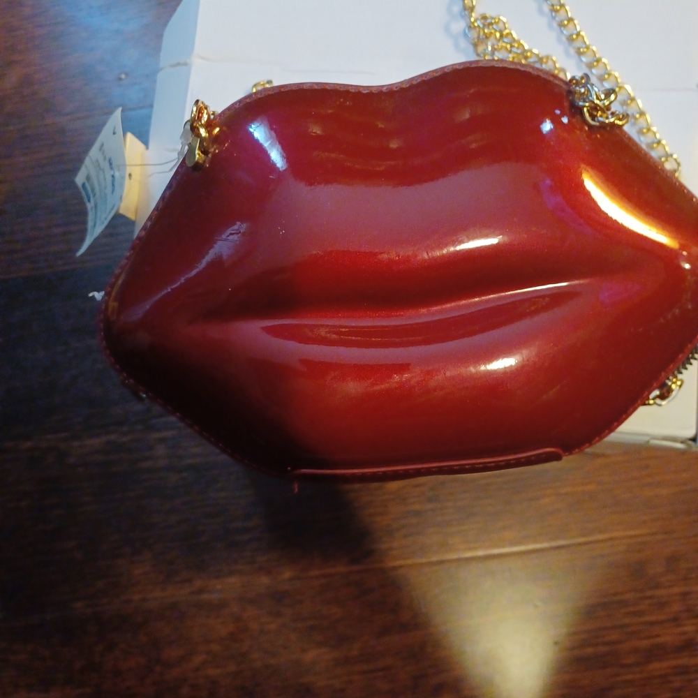 Red Lip-Shaped Handbag with Gold Chain